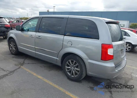 2015 Chrysler Town & Country S z USA, uszkodzony, nr VIN 2C4RC1HG5FR590491